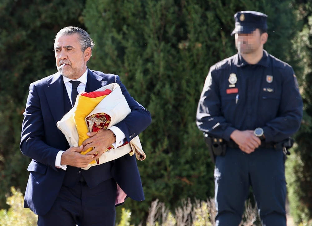 La familia abandona el cementerio de Mingorrubio tras enterrar a Franco  / JAVIER LIZÓN