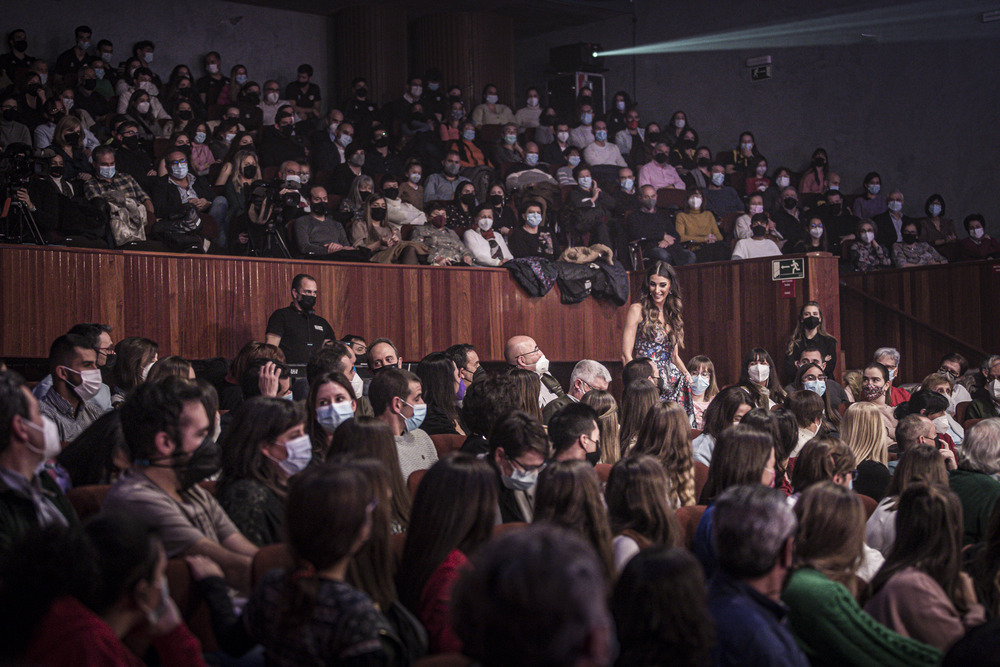 Sara Martín, la presentadora, entre el público