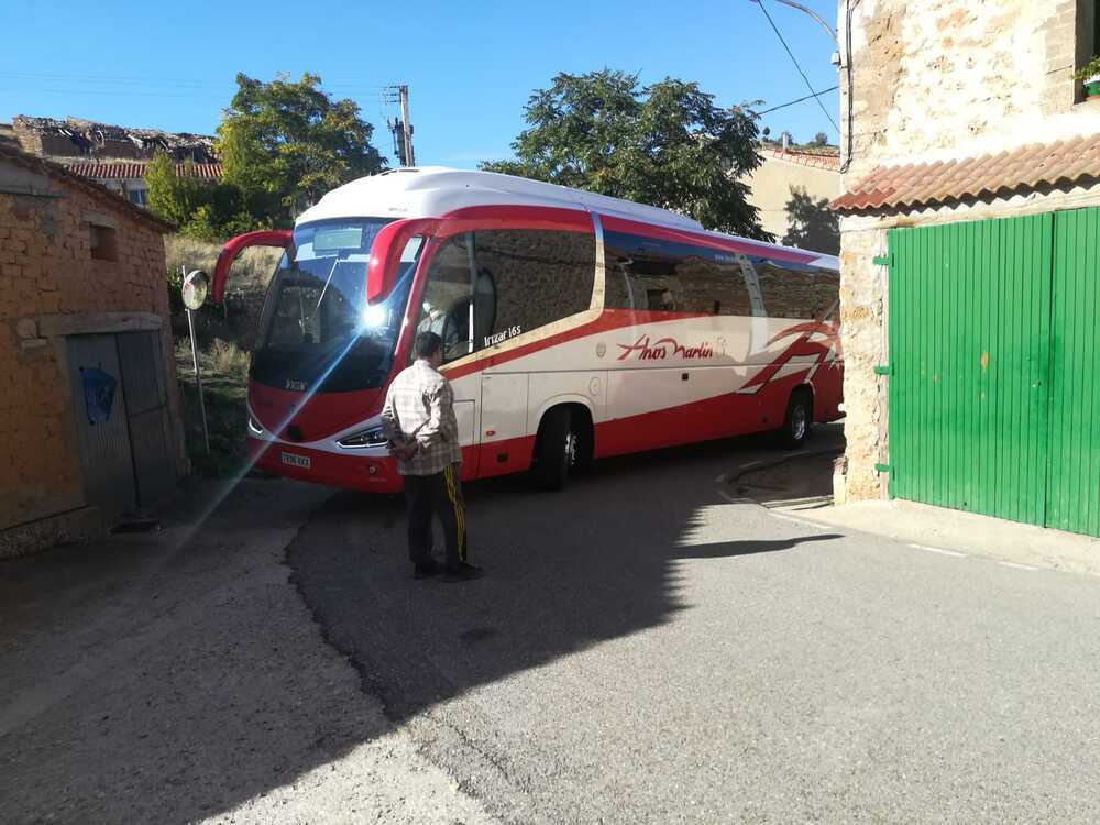 En autobús y 'encajonados' en Carrascosa de Abajo