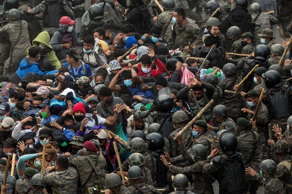 Guatemala detiene y reprende con violencia a caravana migrante hondureña  / ESTEBAN BIBA