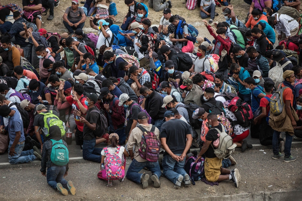 Guatemala bloquea caravana de hondureños por no tener prueba de la COVID-19  / ESTEBAN BIBA