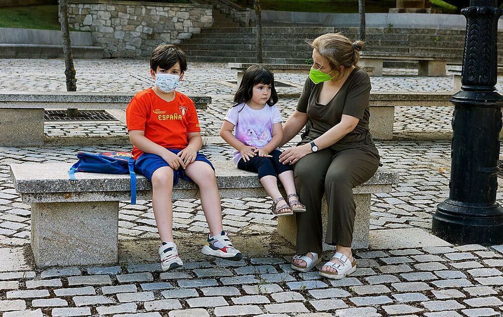 El pequeño Enzo, de 7 años, junto a su hermana y su madre en Soria.