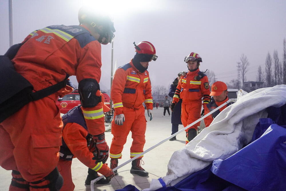 Los servicios de emergencias levantan una tienda de campaña en la aldea de Dahe