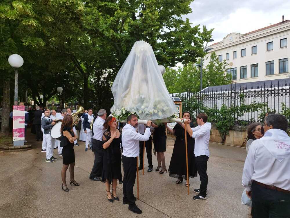 La lluvia ha hecho acto de presencia en la tradicional pleitesía.