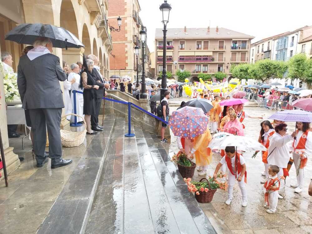 Peñistas en su tradicional pleitesía a La Blanca.