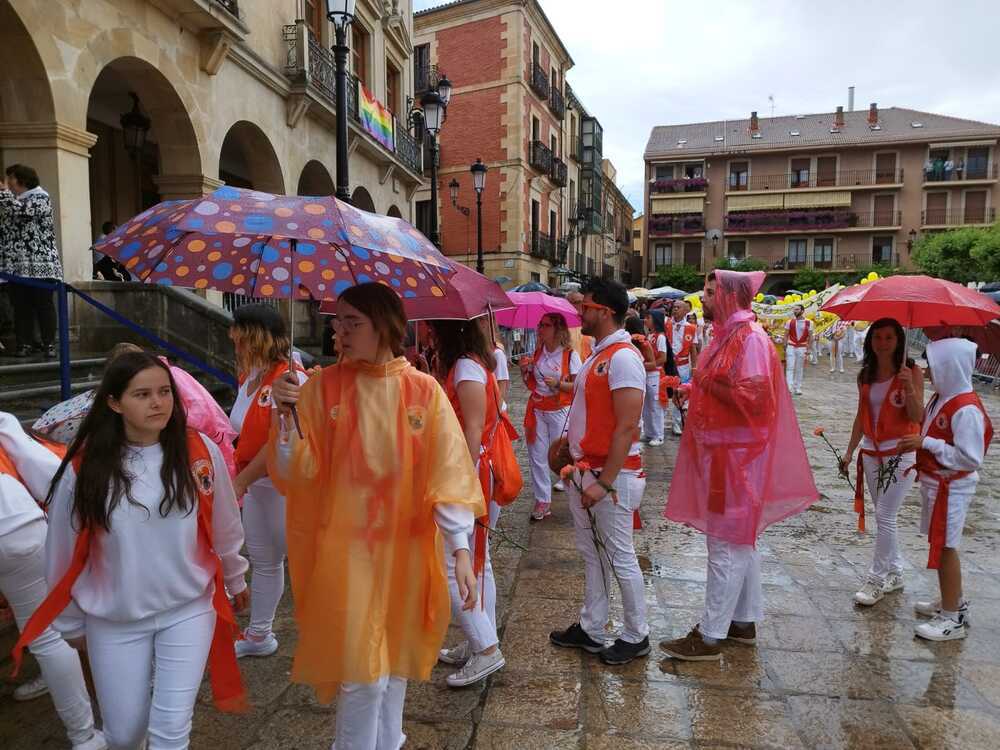 Peñistas en su tradicional pleitesía a La Blanca.