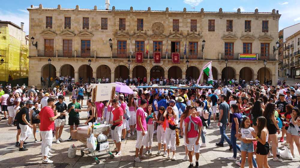 La Banda de Música, en la plaza Mayor en las Bailas