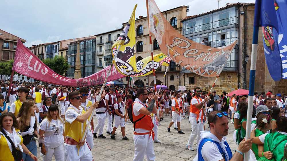 La Banda de Música, en la plaza Mayor en las Bailas