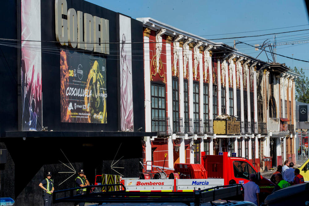 Siete fallecidos y cuatro intoxicados en el incendio de una discoteca en Murcia  / MARCIAL GUILLÉN