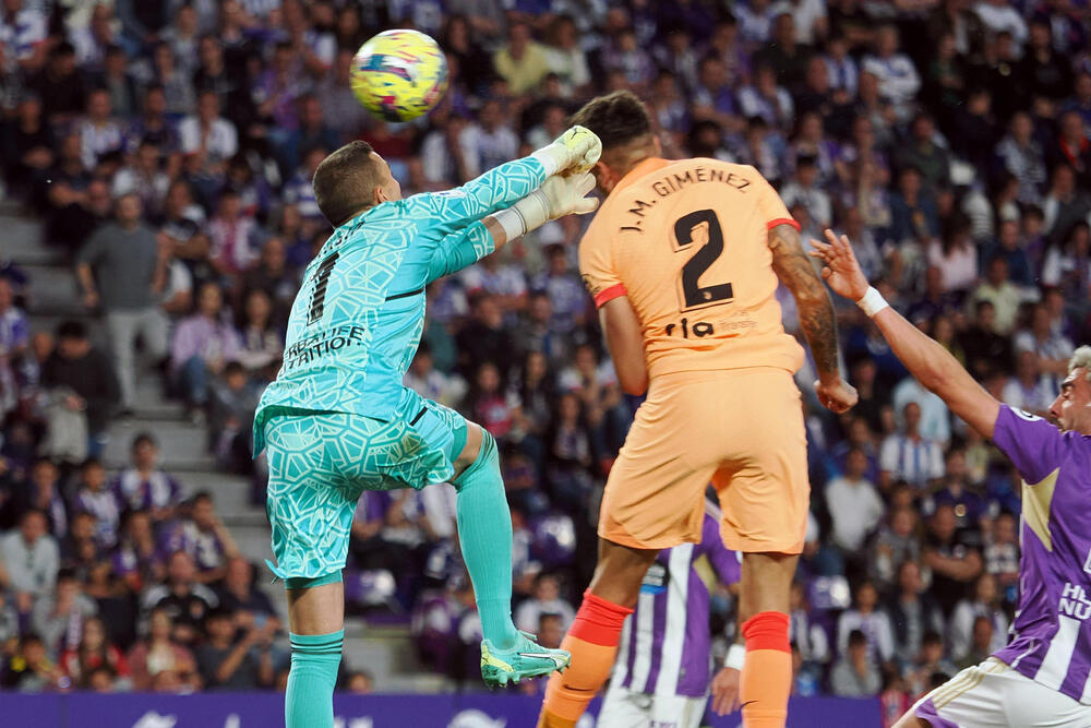 El Atleti golea, sufre y sentencia ante un peleón Valladolid