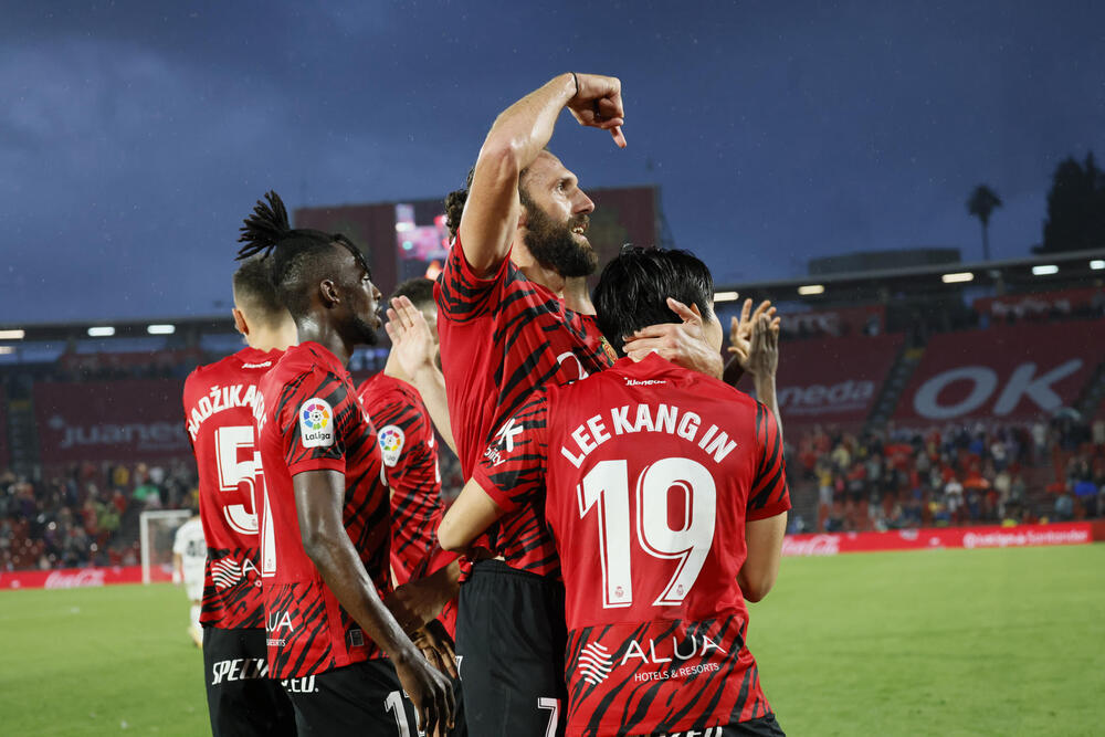 Muriqi condena al Valencia a seguir remando por la permanencia