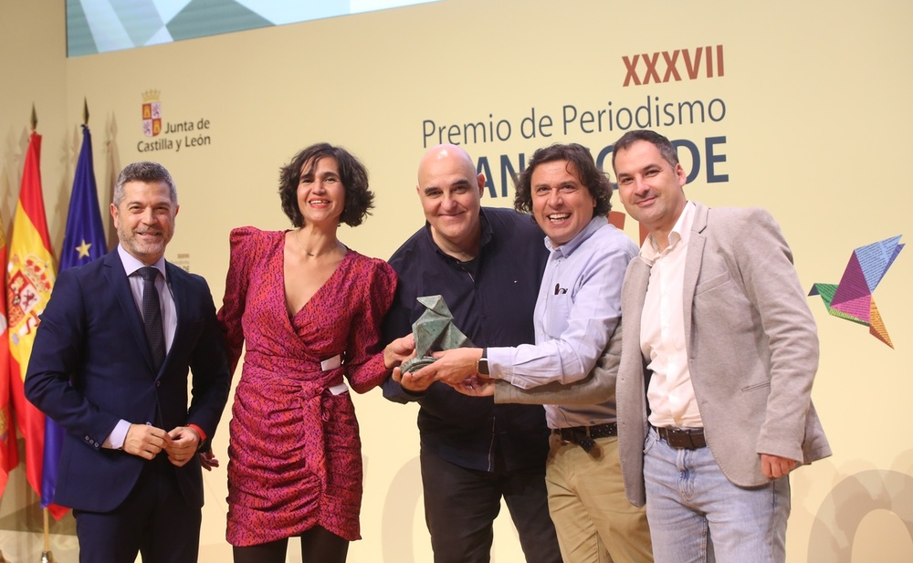 Julio López, director de Comunicación de la Junta, junto a Miriam Chacón, Eduardo Margareto, David Arranz y Juan López, de la Agencia Ical, recogen el XXXVII Premio Francisco de Cossio.