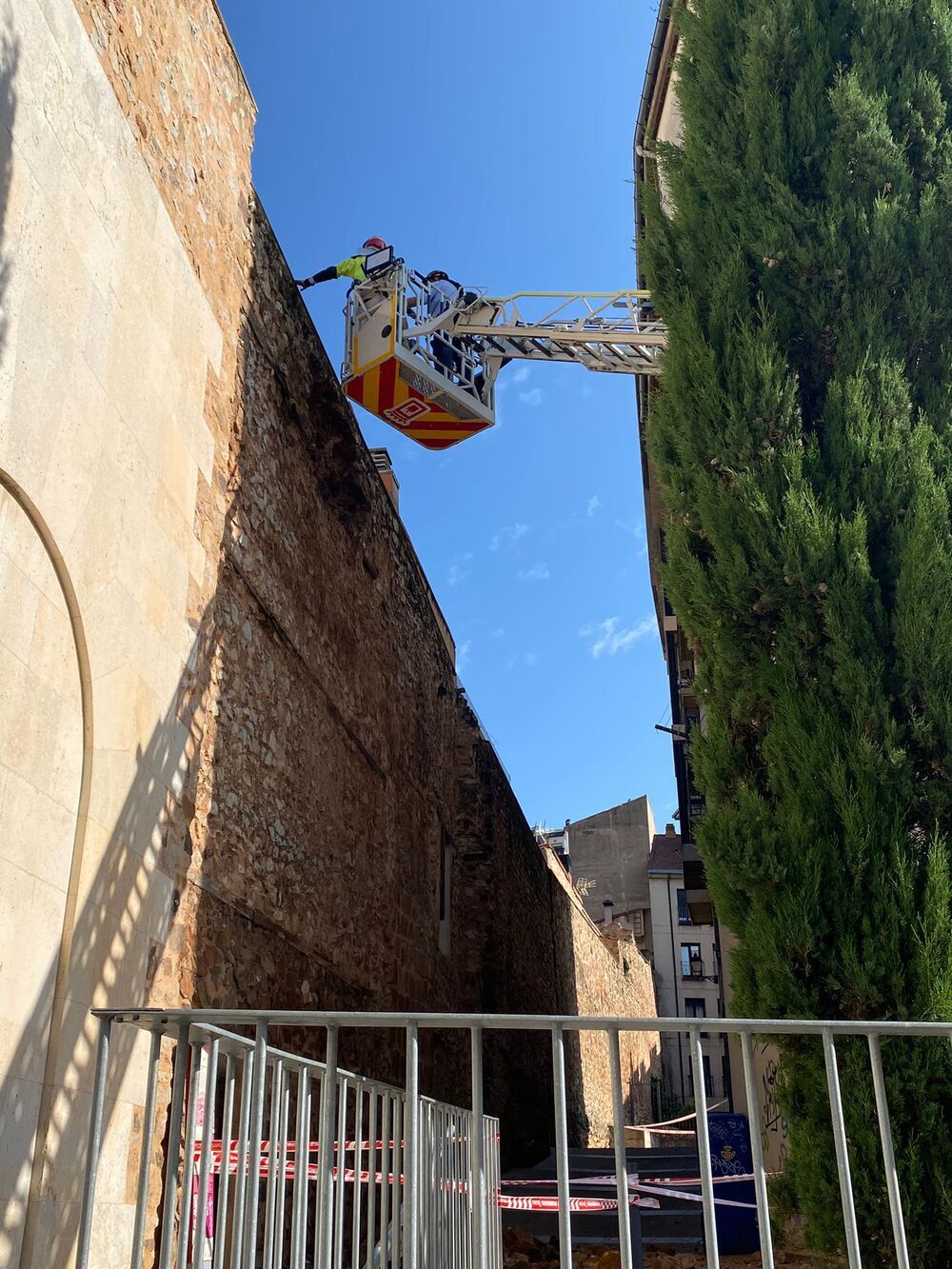 Reparación de urgencia del tramo de muralla en la plaza del Vergel, esta mañana.