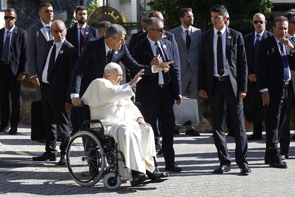 Pope Francis at the Parish Center of Serafina  / EFE