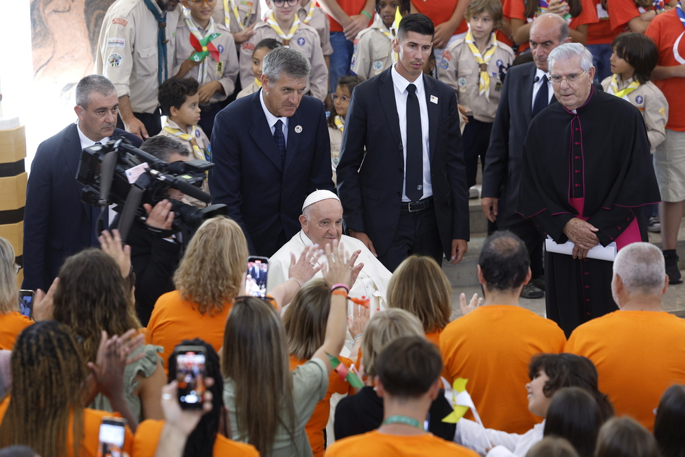 Pope Francis at the Parish Center of Serafina  / EFE