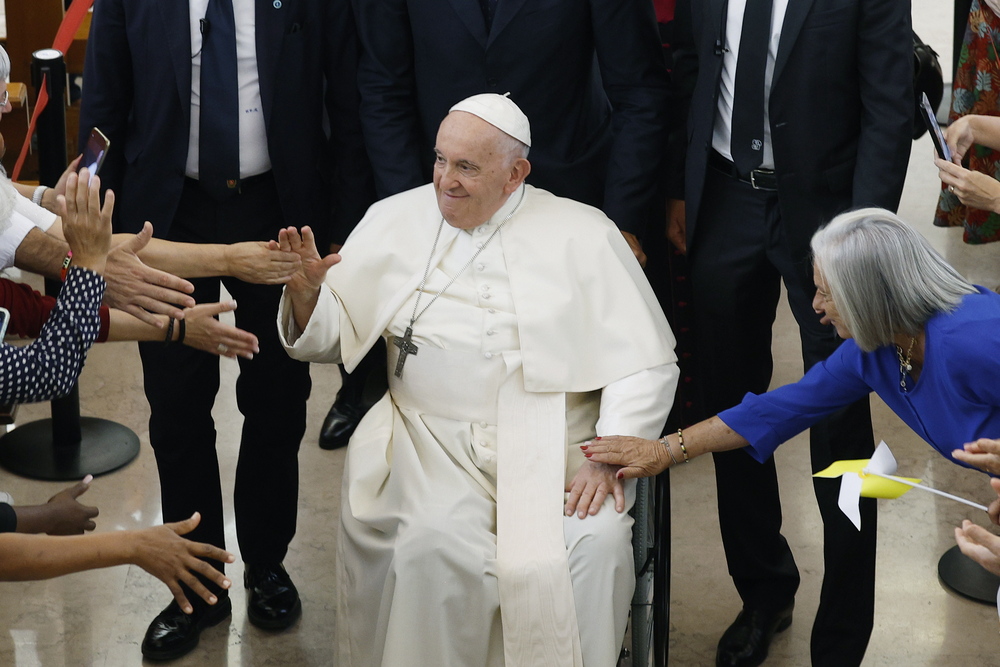 Pope Francis at the Parish Center of Serafina  / EFE