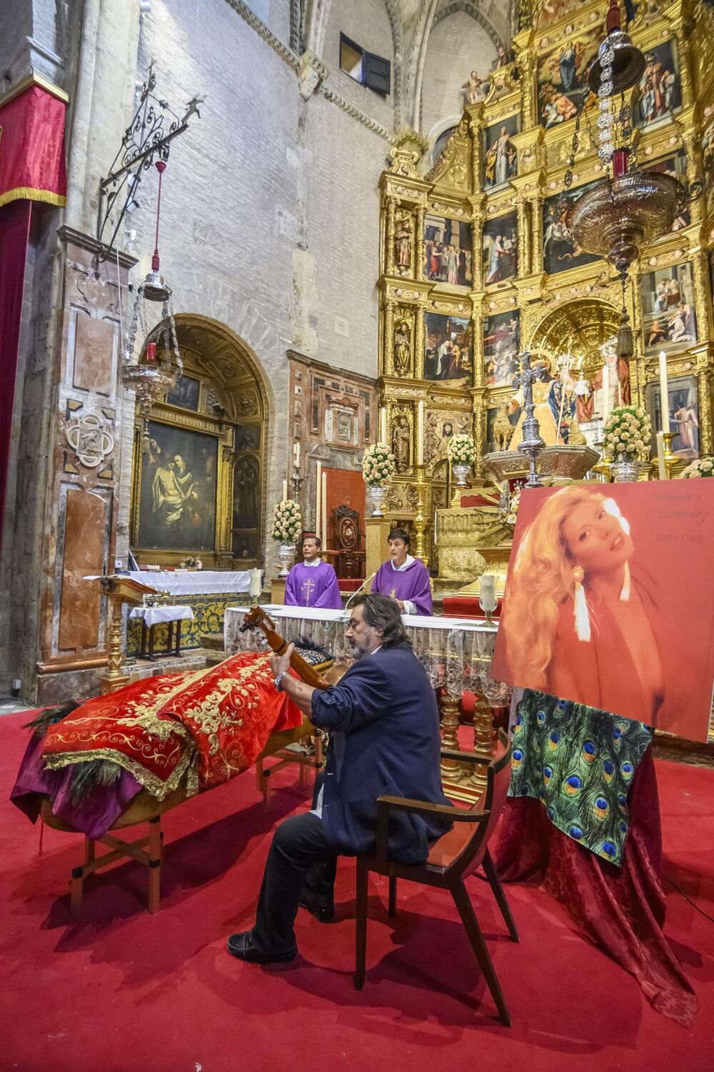 El féretro de María Jiménez es transportado en un coche de caballos a la iglesia de Santa Ana de Triana, donde se celebrará una misa  / RAUL CARO