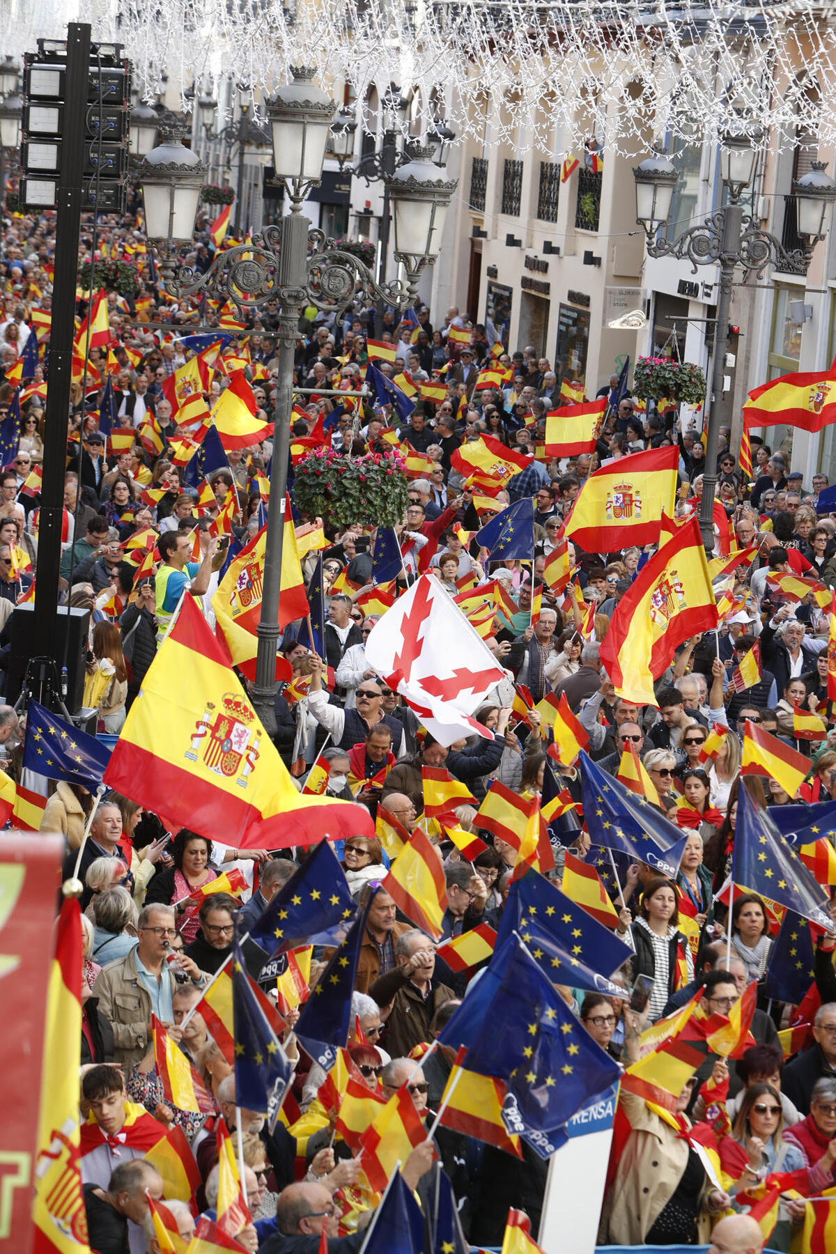 La derecha convoca protestas en toda España contra la amnistía a los independentistas catalanes  / MARISCAL AGENCIA EFE