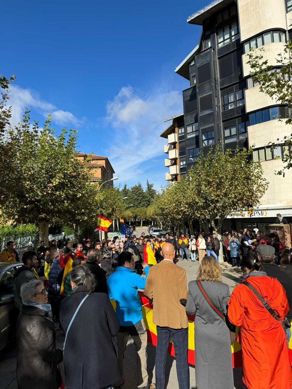 Vox se concentra frente a la sede del PSOE en Soria