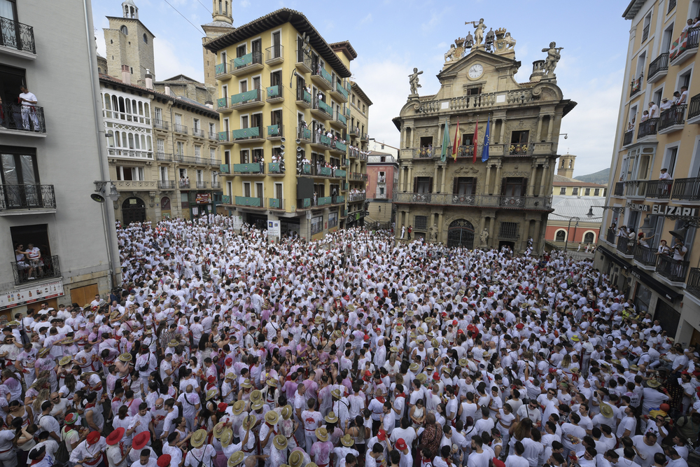 Pamplona cuenta las horas para unos Sanfermines con cifras previas a la pandemia  / ELOY ALONSO