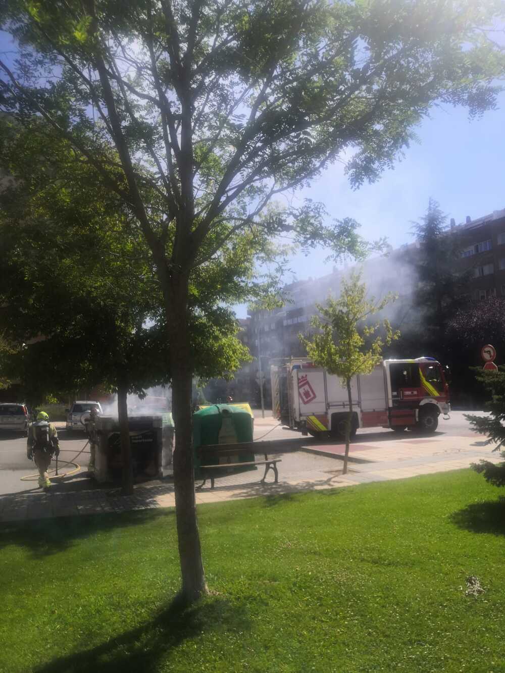 Incendio declarado hace unos minutos en un contenedor de la calle Virgen de la Soledad. 