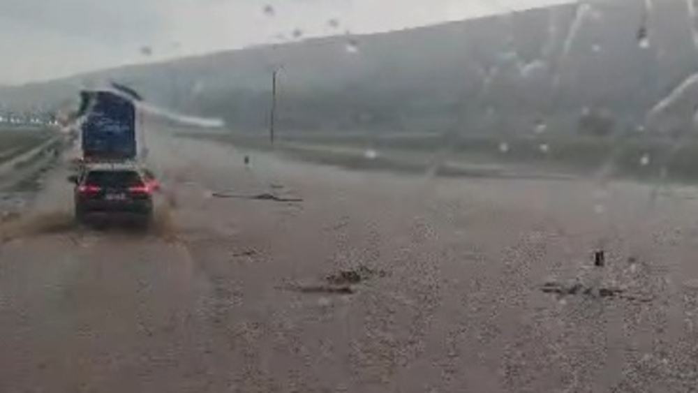 Una balsa de agua impide la circulación en Villar del Campo