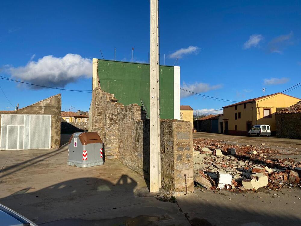 El viento derrumba la pared del frontón en Hinojosa del Campo