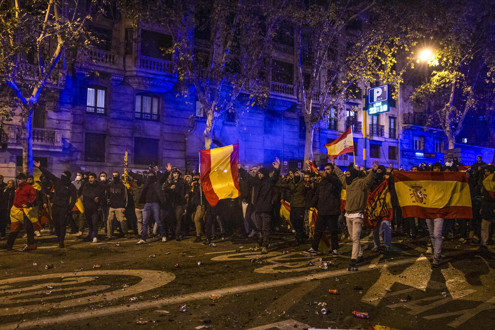 La Policía carga contra los manifestantes en Ferraz