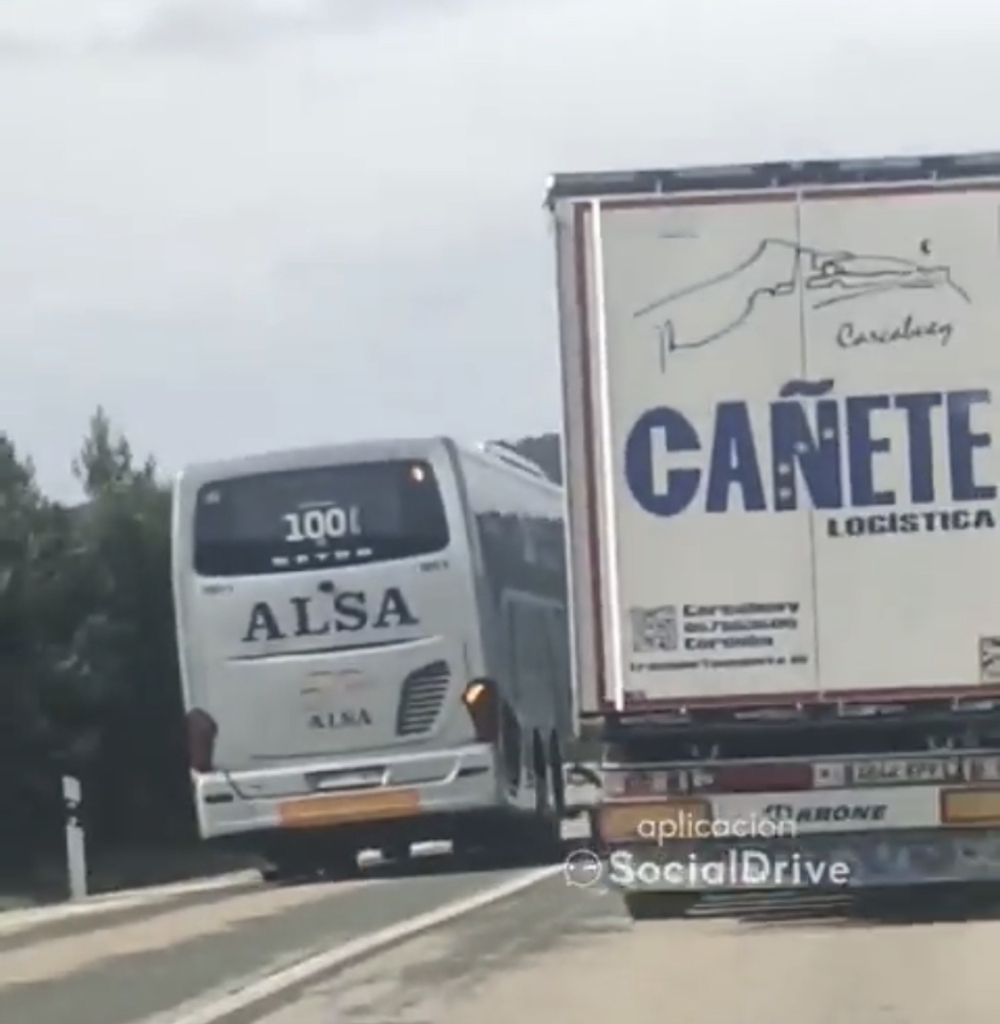 El temerario adelantamiento de un autobús en Soria