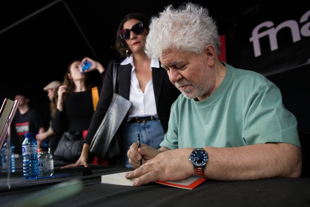 Escritores firman libros por Sant Jordi en Barcelona  / LORENA SOPÊNA