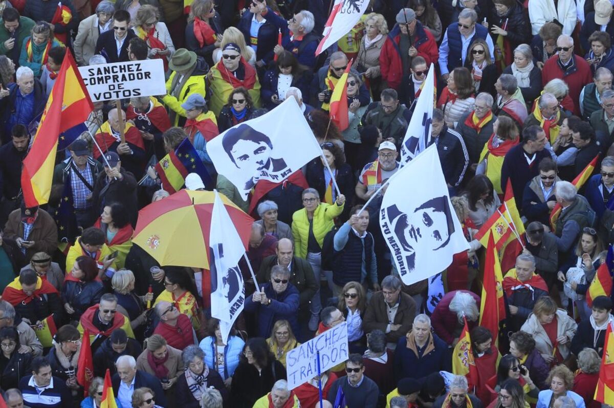 Manifestación multitudinaria contra la amnistía en la Plaza de Cibeles de Madrid  / FERNANDO ALVARADO