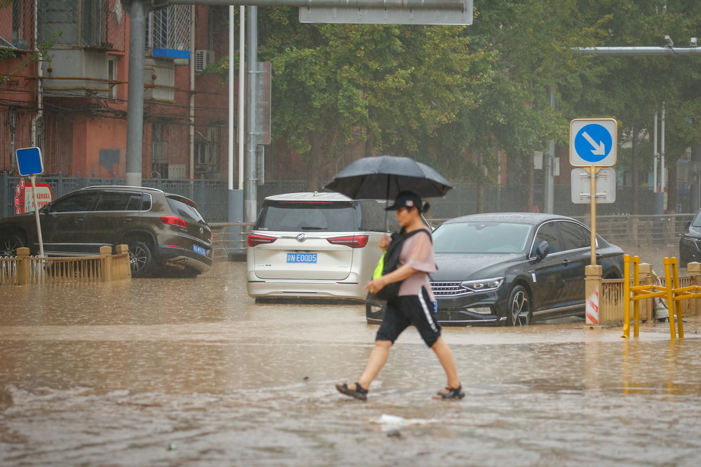 Two dead and thousands evacuated as heavy rainfall continues in Beijing  / EFE