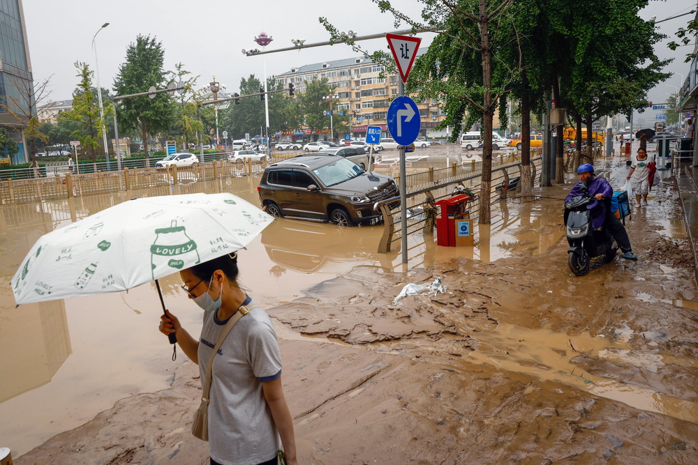 Two dead and thousands evacuated as heavy rainfall continues in Beijing  / EFE