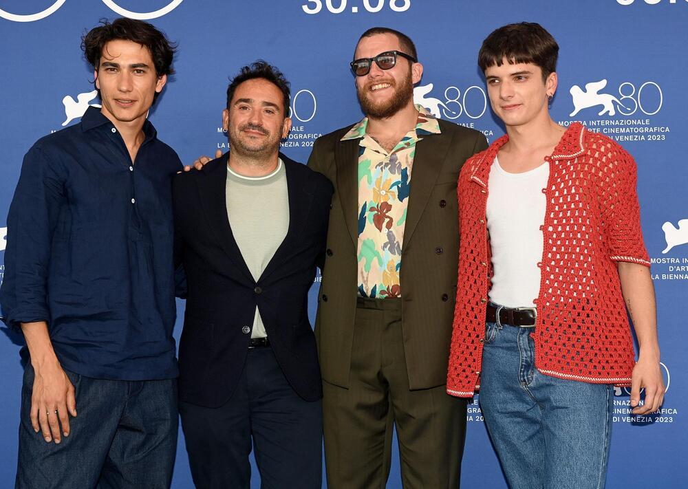 El actor uruguayo Enzo Vogrincic, el cineasta español J. A. Bayona, el actor argentino Agustín Pardella y el actor mexicano Matias Recalt en la presentación de la película 'La sociedad de la nieve'' en el Festival Internacional de Cine de Venecia.