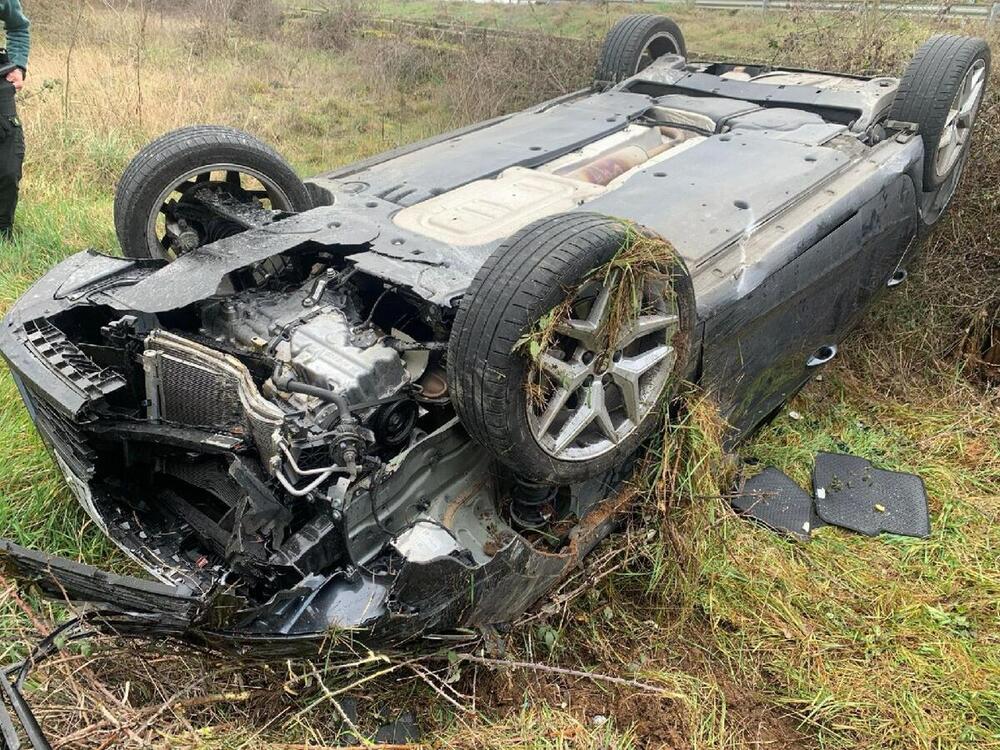 Cuatro jóvenes heridos tras volcar su turismo en en El Burgo