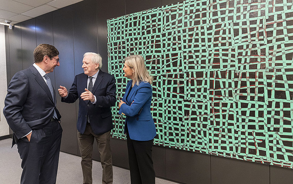 El presidente de Promecal y de la Cámara, Antonio Miguel Méndez, y Belén Martín (directora territorial de CaixaBank), recibieron a su llegada a Goirigolzarri.