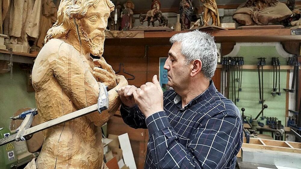 El imaginero vallisoletano Miguel Ángel Tapia, en su taller de Viana de Cega (Valladolid).