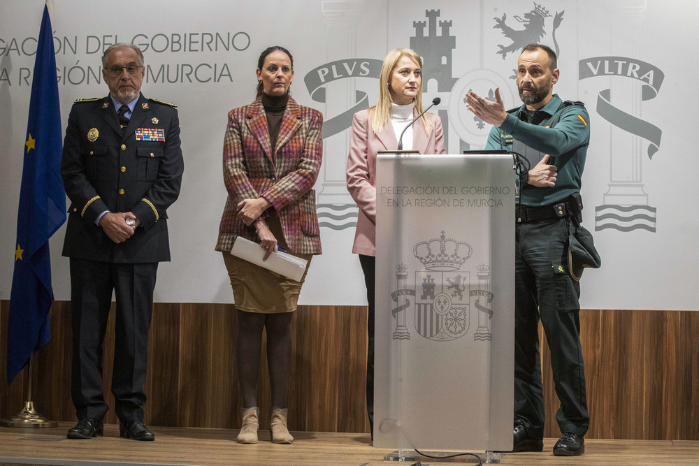 El teniente coronel de la guardia civil Diego Mercader (d), durante la rueda de prensa que han ofrecido tras la reunión que han mantenido para analizar y valorar la situación actual de la macrofiesta ilegal 