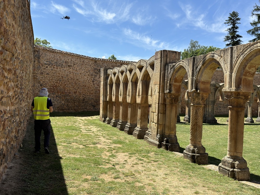 Vuelo de dron en los arcos de San Juan de Duero del que saldrá un mapa fotogramétrico del monasterio y sus inmediaciones.