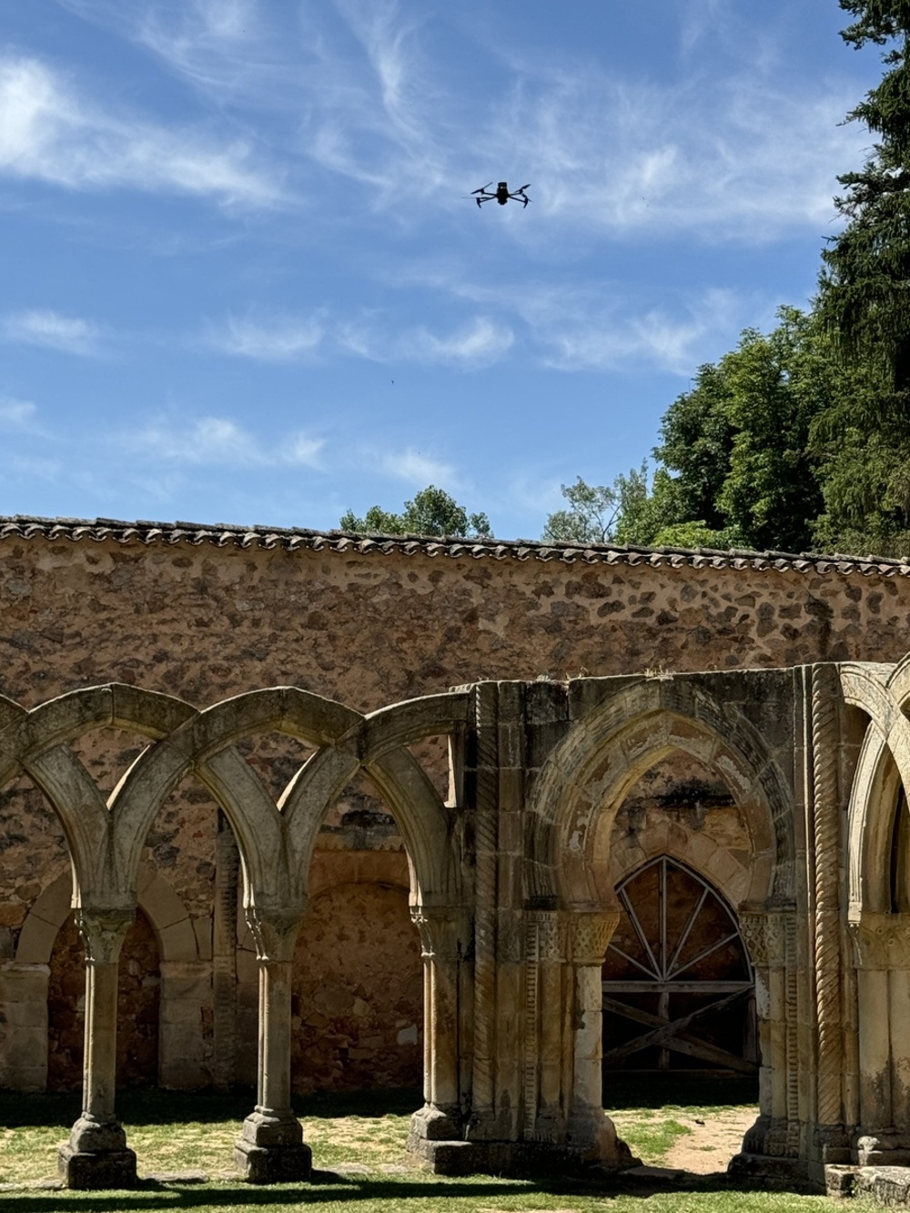 Vuelo de dron en los arcos de San Juan de Duero del que saldrá un mapa fotogramétrico del monasterio y sus inmediaciones.