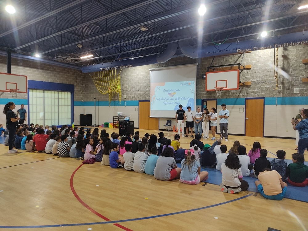 Una veintena de alumnos, acompañados de dos profesores, han viajado a Estados Unidos para participar en un intercambio escolar con los jóvenes de Lady Bird Johnson Highschool de San Antonio, Texas.