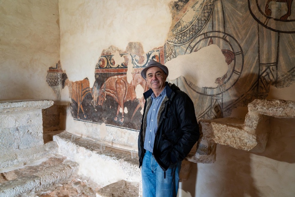 El poeta Fermín Herrero posa en la ermita de San Baudelio de Berlanga (Soria).