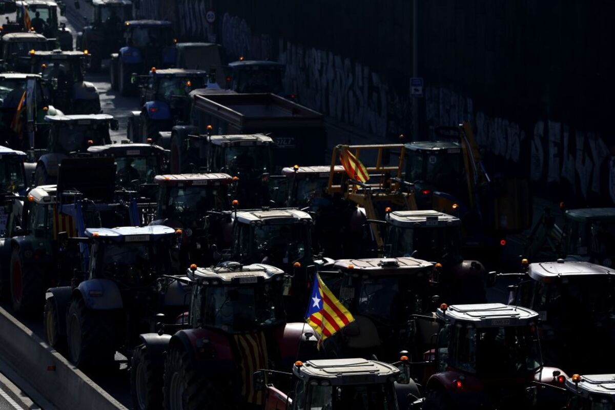 Centenares de tractores de la marcha agrícola llegan a Barcelona  / ALBERTO ESTÉVEZ