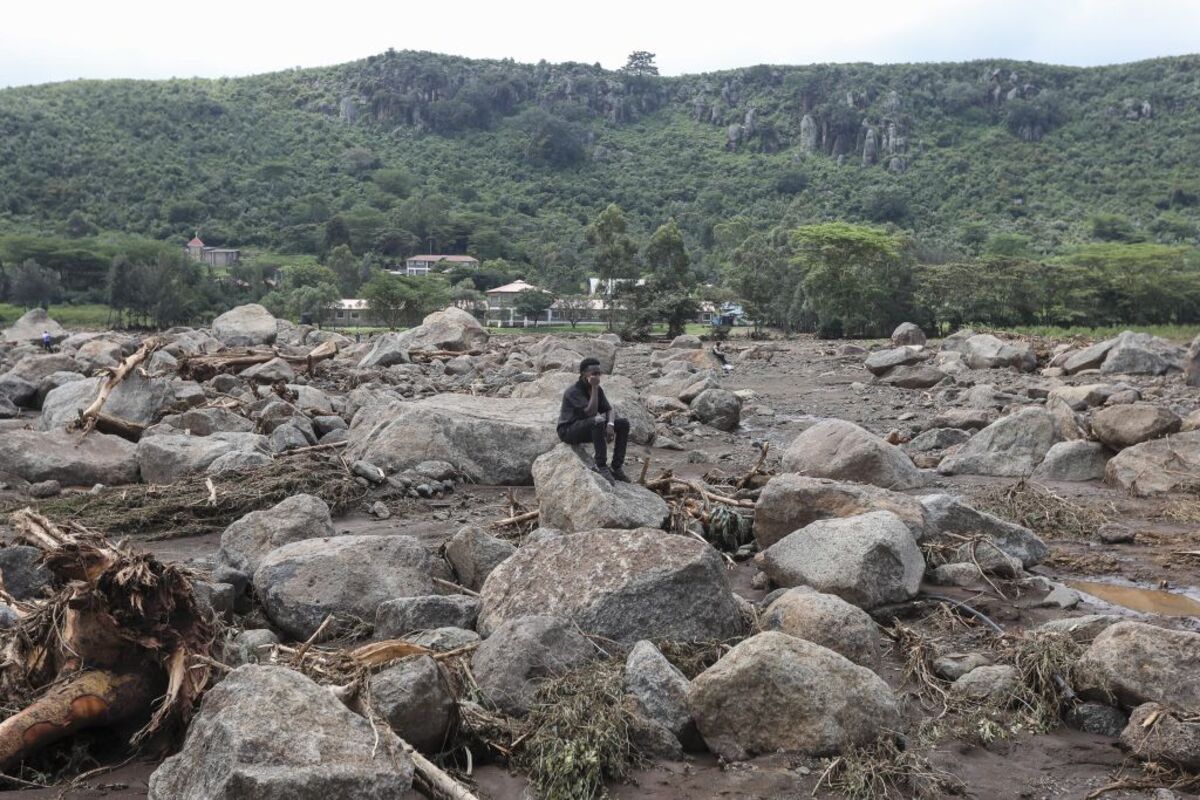 Rescue efforts continue after flash floods in Kenya  / DANIEL IRUNGU