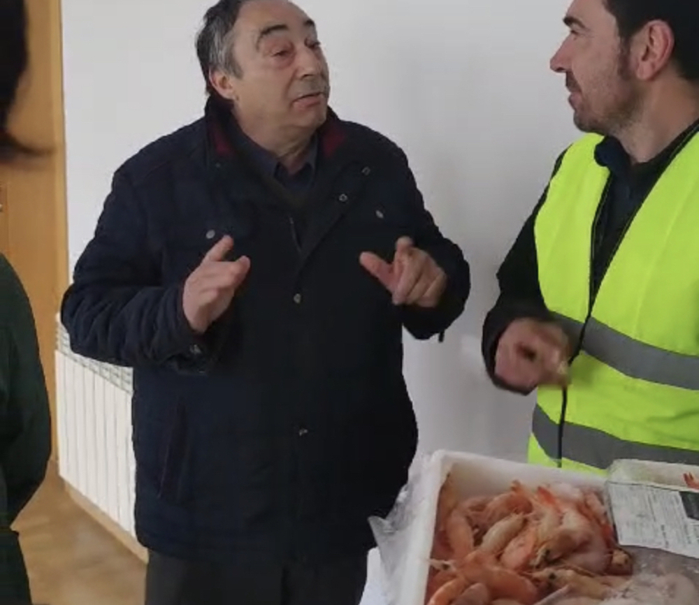 Unas cajas de gambas alejan la unidad de los agricultores