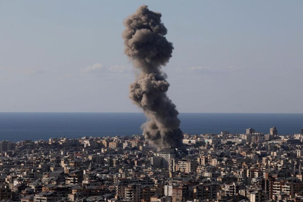 Columna de humo tras un bombardeo del Ejército de Israel contra la capital de Líbano, Beirut (Foto de archivo).