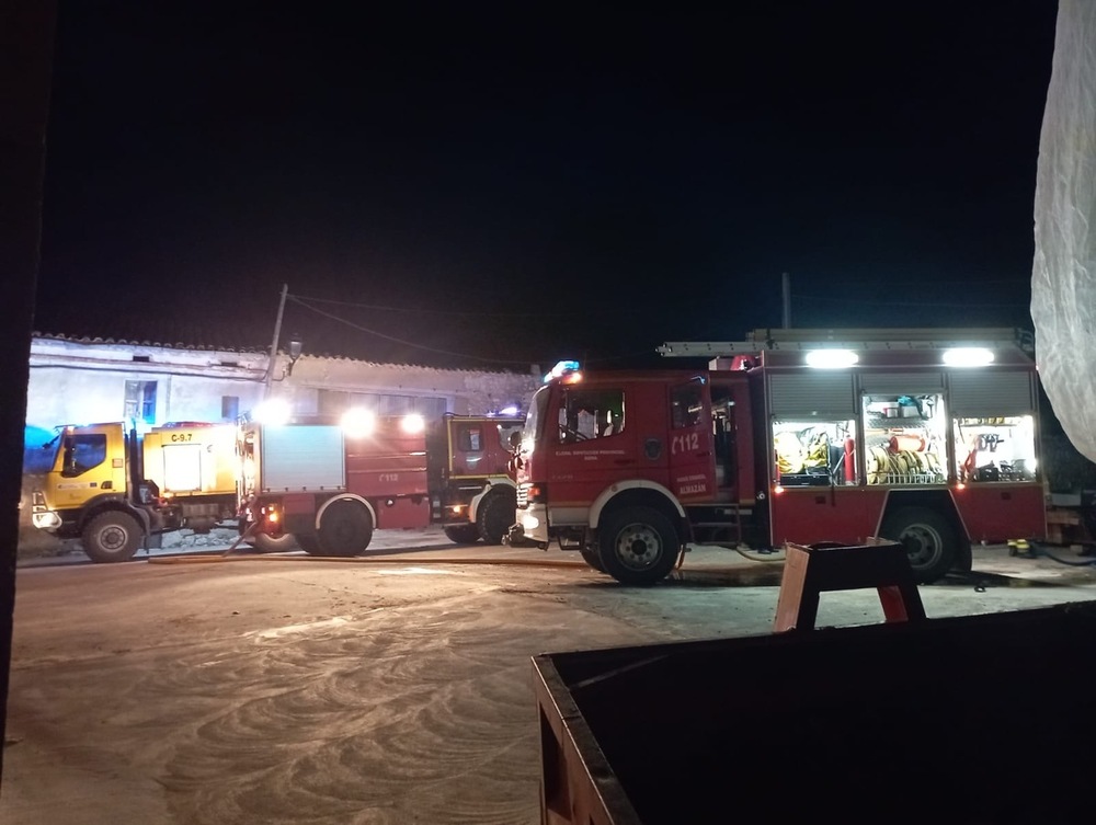 Los bomberos de Diputación sofocan un fuego en Adradas