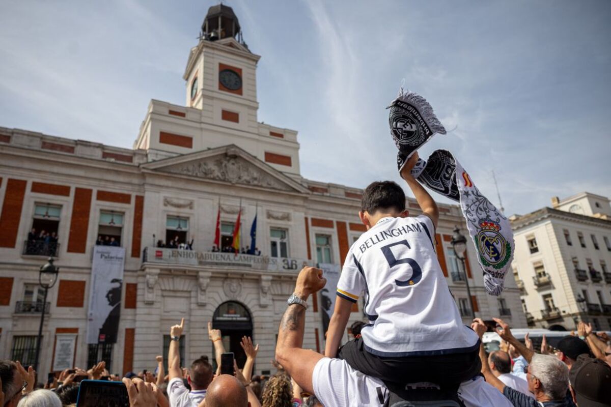 El Real Madrid recibe el trofeo de su trigésimo sexta Liga e inicia las celebraciones  / DANIEL GONZALEZ