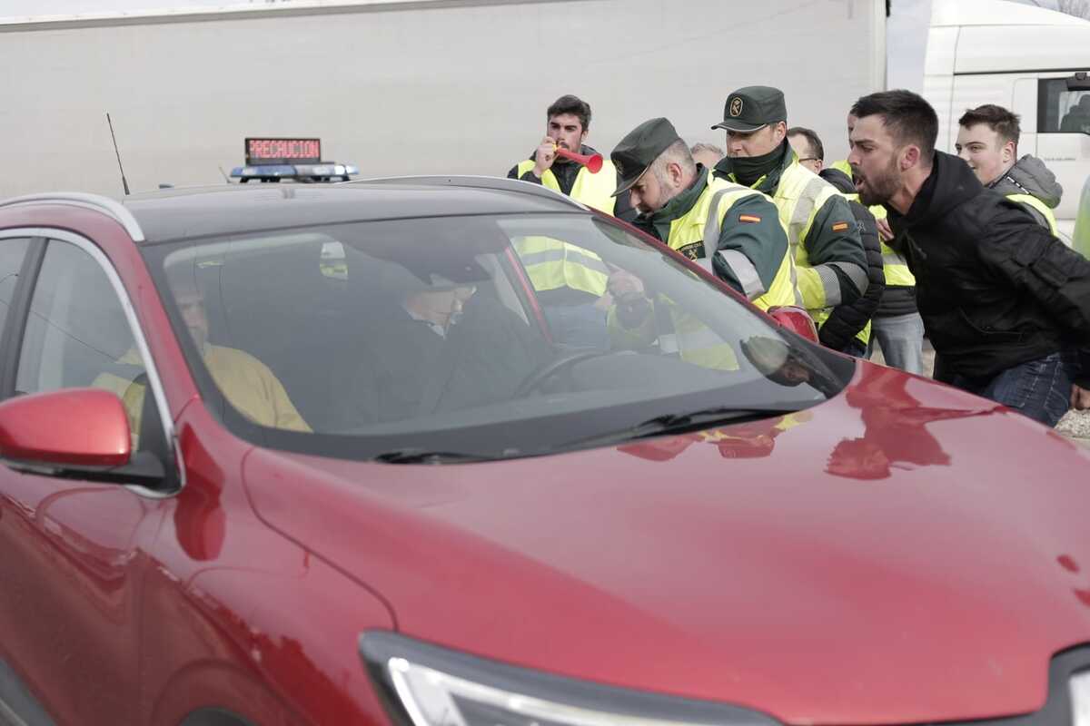 Los agricultores marchan en la protesta hacia la Subdelegación del Gobierno  / EUGENIO GUTIÉRREZ