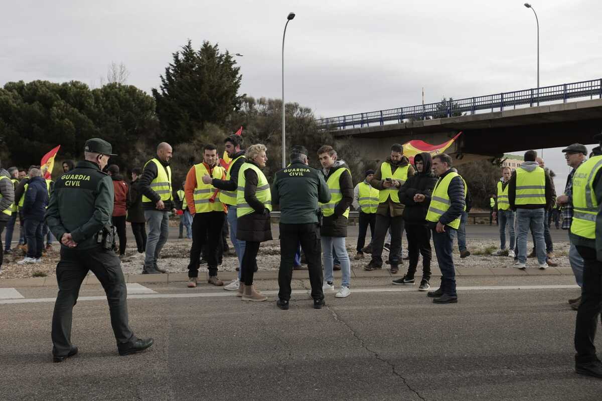 Los agricultores marchan en la protesta hacia la Subdelegación del Gobierno  / EUGENIO GUTIÉRREZ